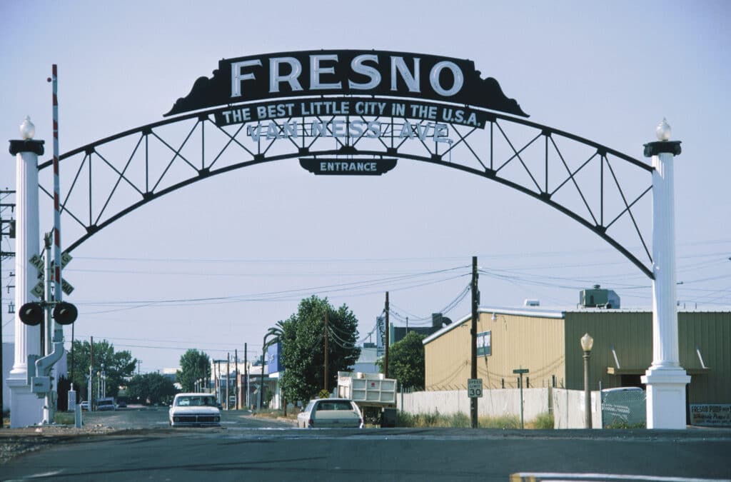 there is a sign that says fresno the best little city in the usa